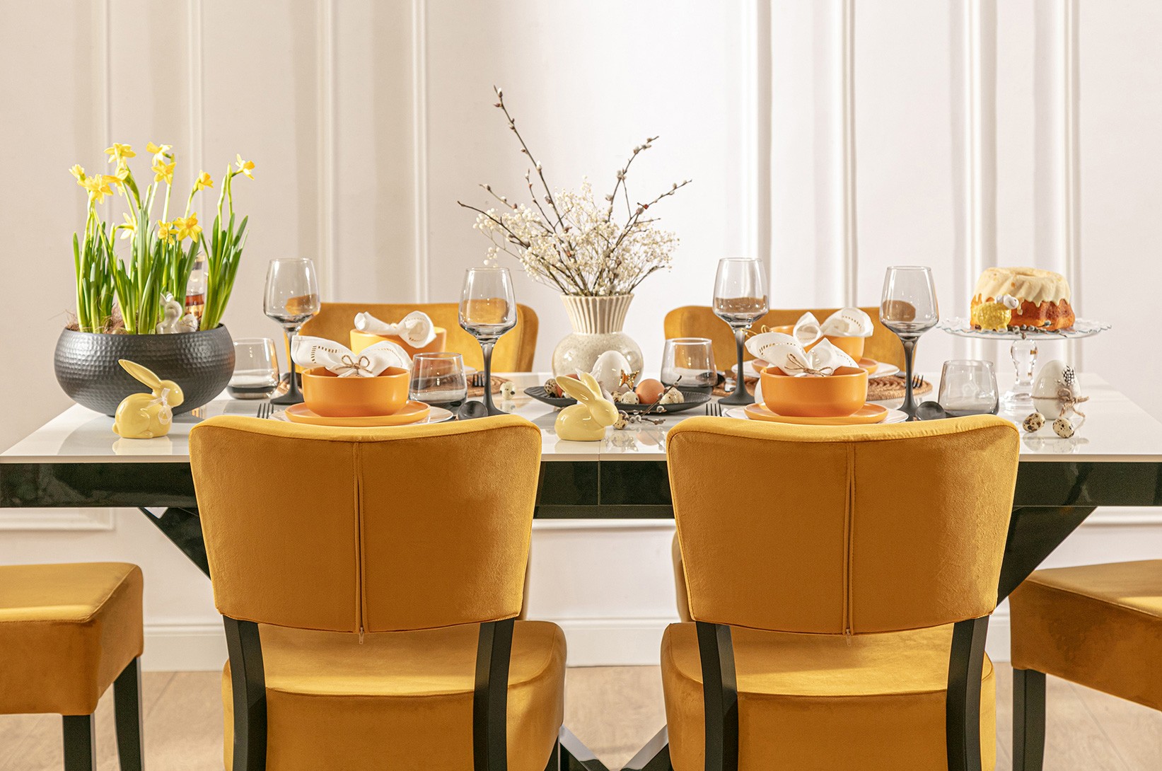 Salon na Wielkanoc - wiosenne kolory w aranżacji stołu