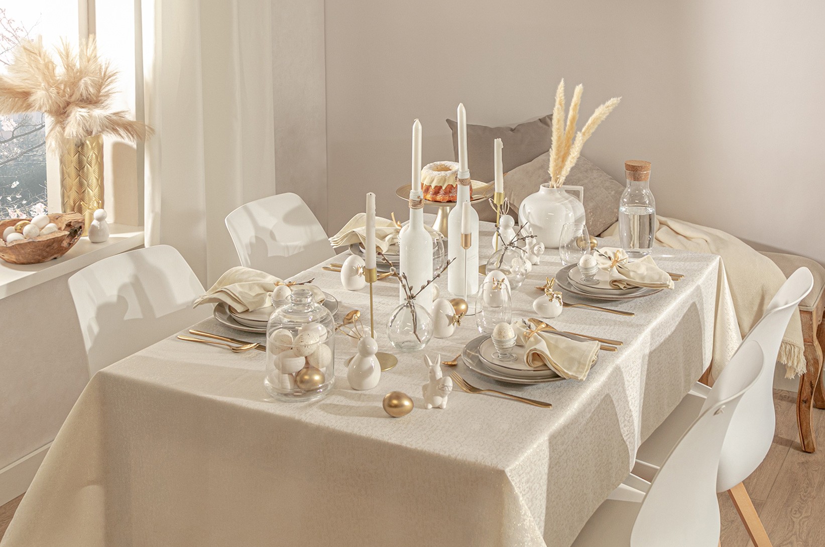 Salon na Wielkanoc - aranżacja stołu jadalnianego w jasnych kolorach