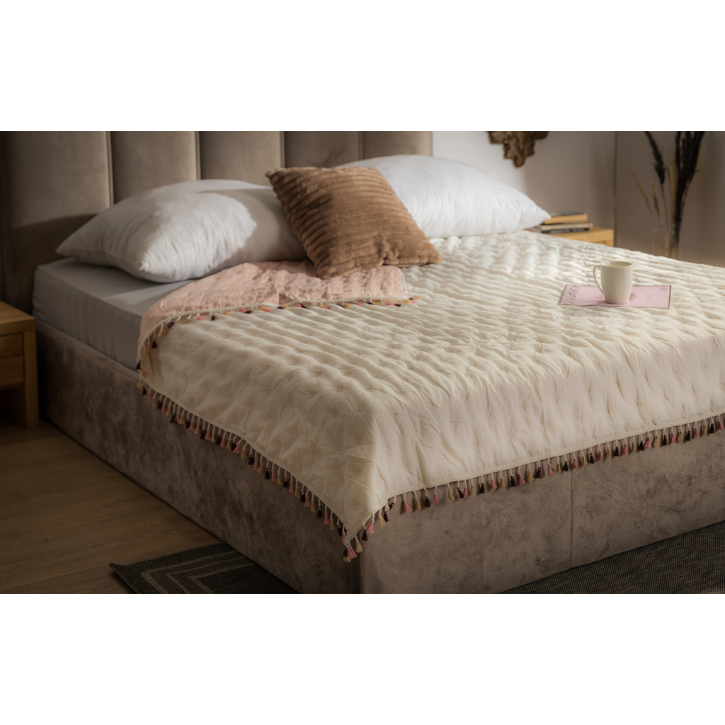 Narzuta na łóżko biało-różowa FRINGLE 220x200 cm