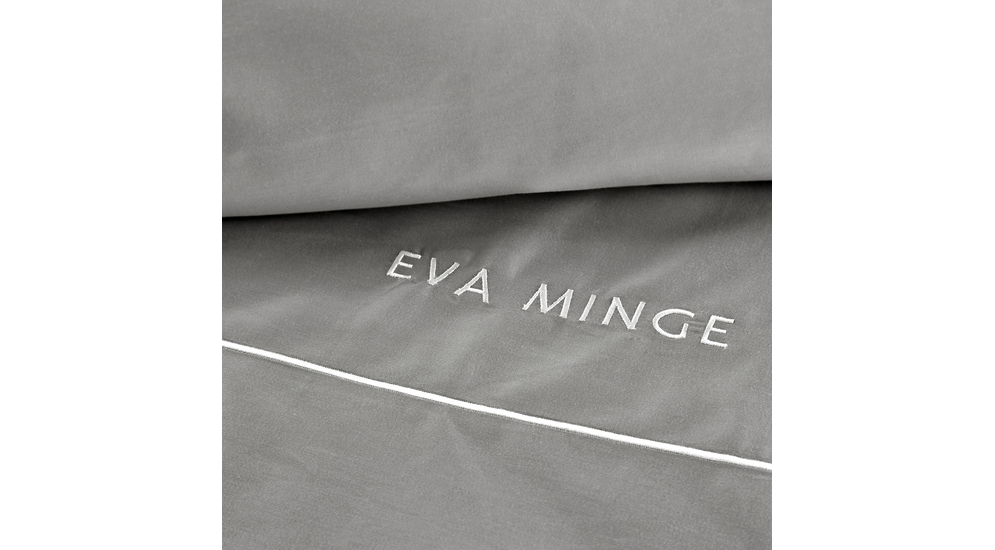 Pościel z satyny bawełnianej szaro-srebrna EVA MINGE 220x200 cm - zbliżenie. 