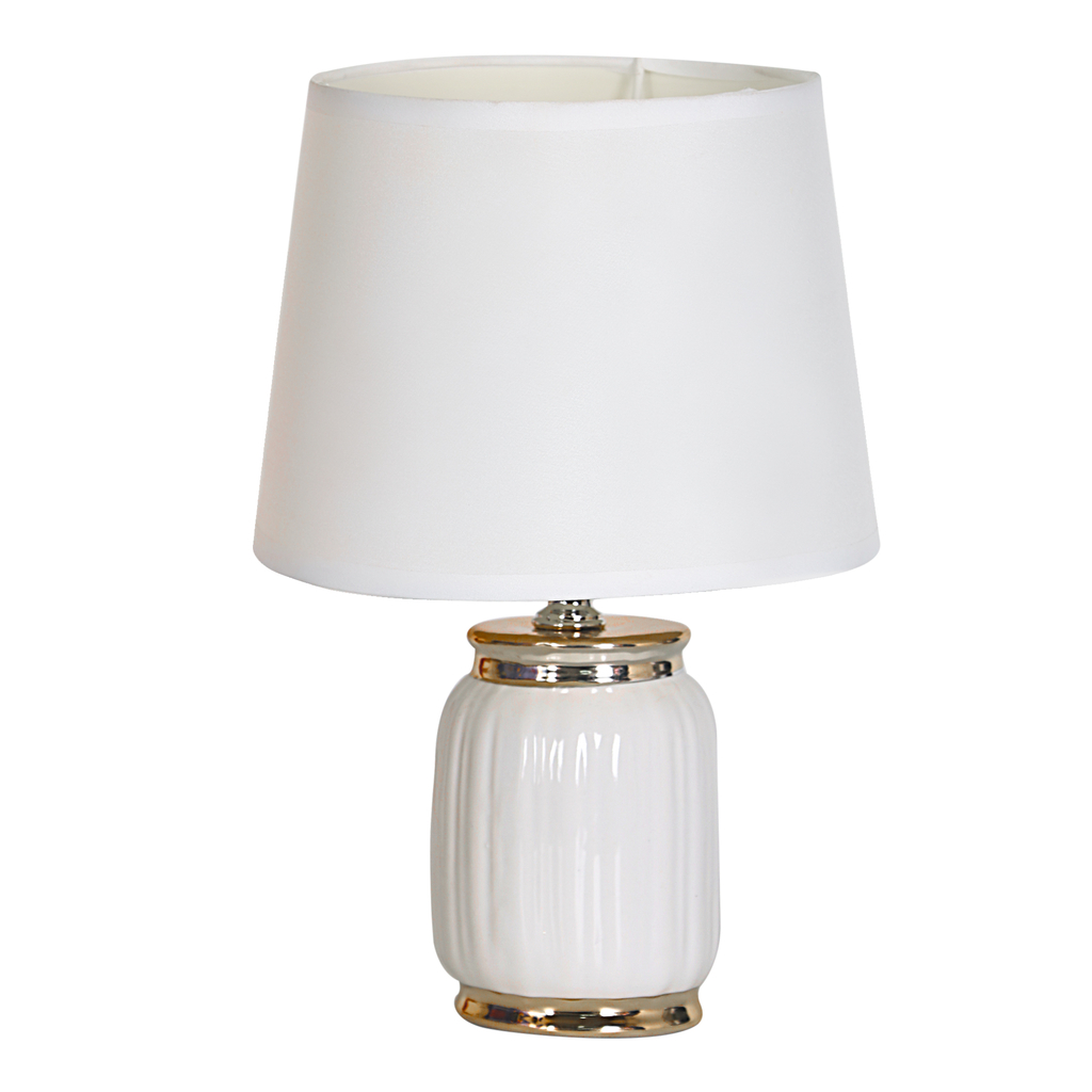 Ceramiczna lampa stołowa w biało-złotym kolorze z białym abażurem.