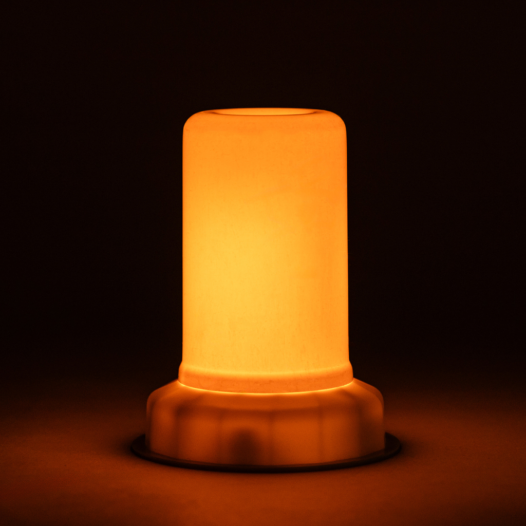 Lampa CANDLE ma ciepłe, białe światło - ustaw ją na ławie, komodzie lub przy łóżku.