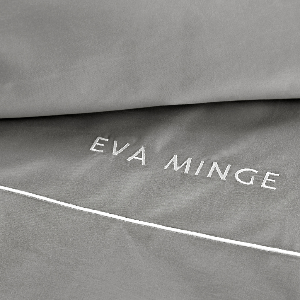 Pościel z satyny bawełnianej szaro-srebrna EVA MINGE 220x200 cm - zbliżenie. 