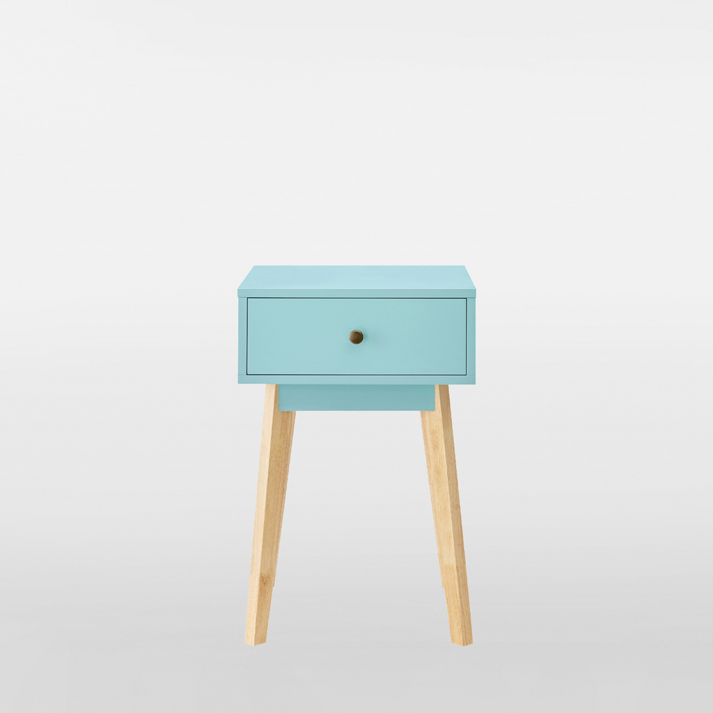 Błękitna szafka nocna z szufladą i drewnianymi nogami.