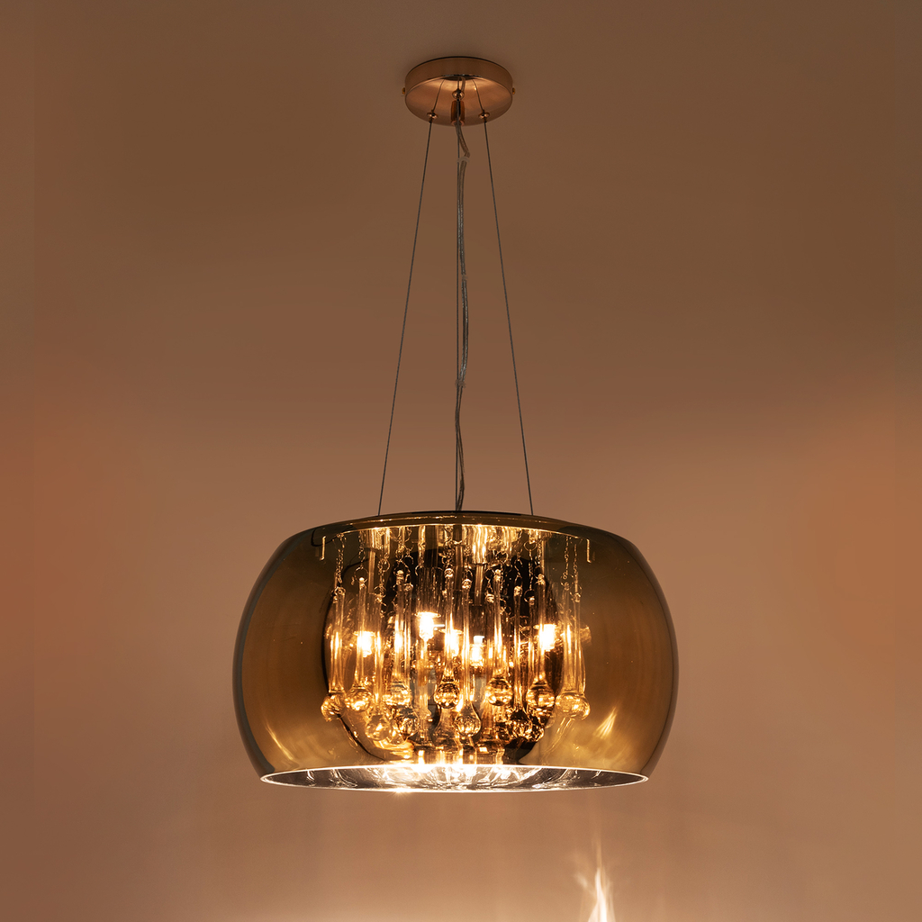 Lampa CRYSTAL o złotym wykończeniu zadba o styl i odpowiednią prezencję Twojego salonu.
