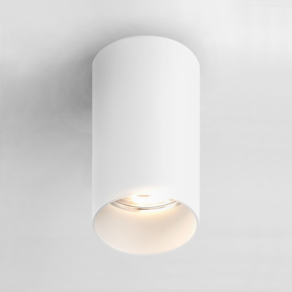 Reflektor TUBA to oświetlenie, mocowane do sufitu. Prosty, minimalistyczny design i biały kolor doskonale pasuje do nowoczesnego wnętrza