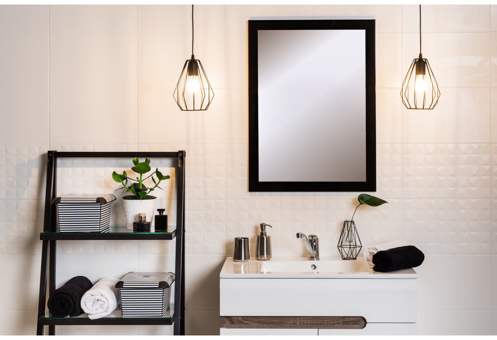 aranżacja łazienki w nowoczesnym stylu z metalową półką i lustrem w czarnej ramie