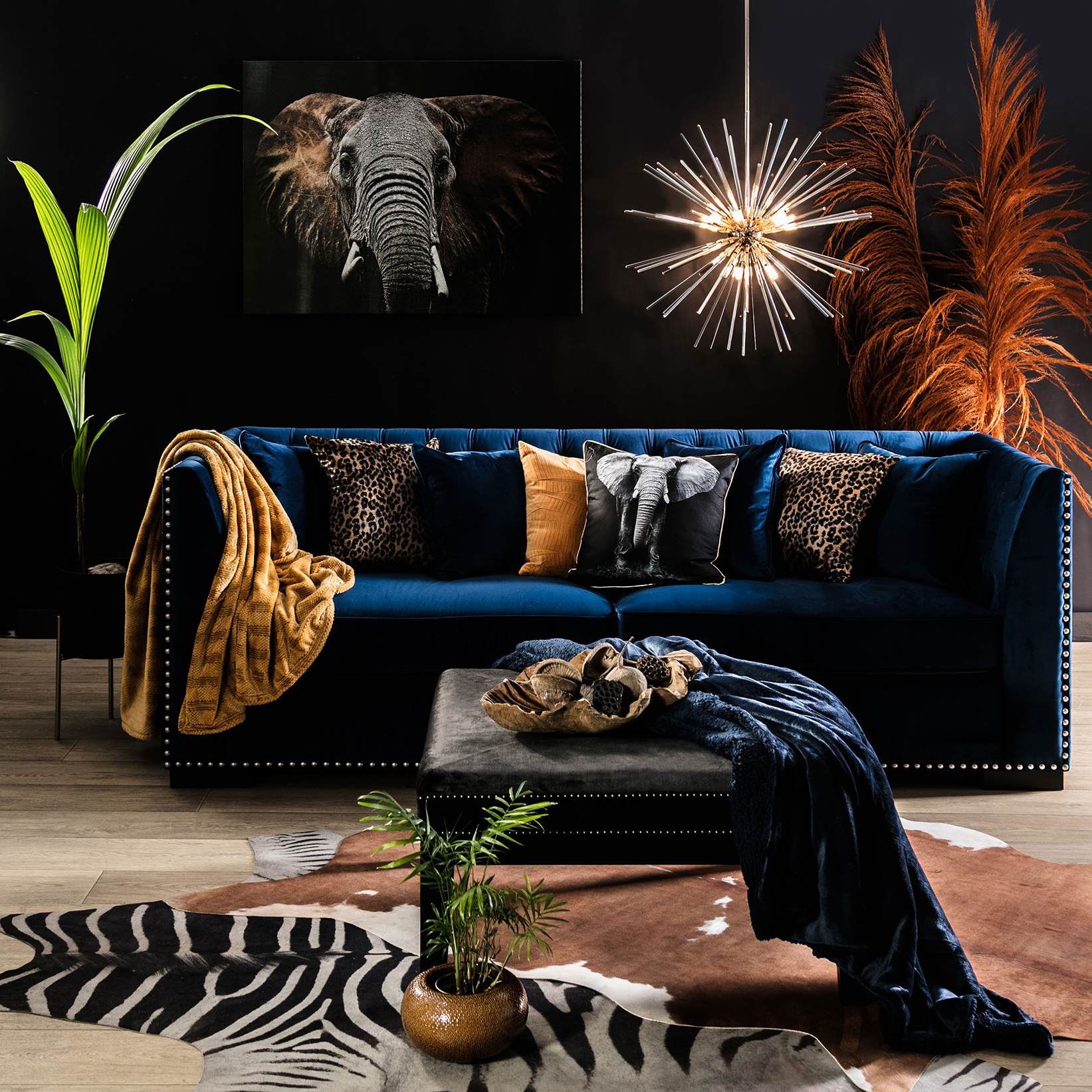 Granatowa sofa w salonie, motywy zwierzęce