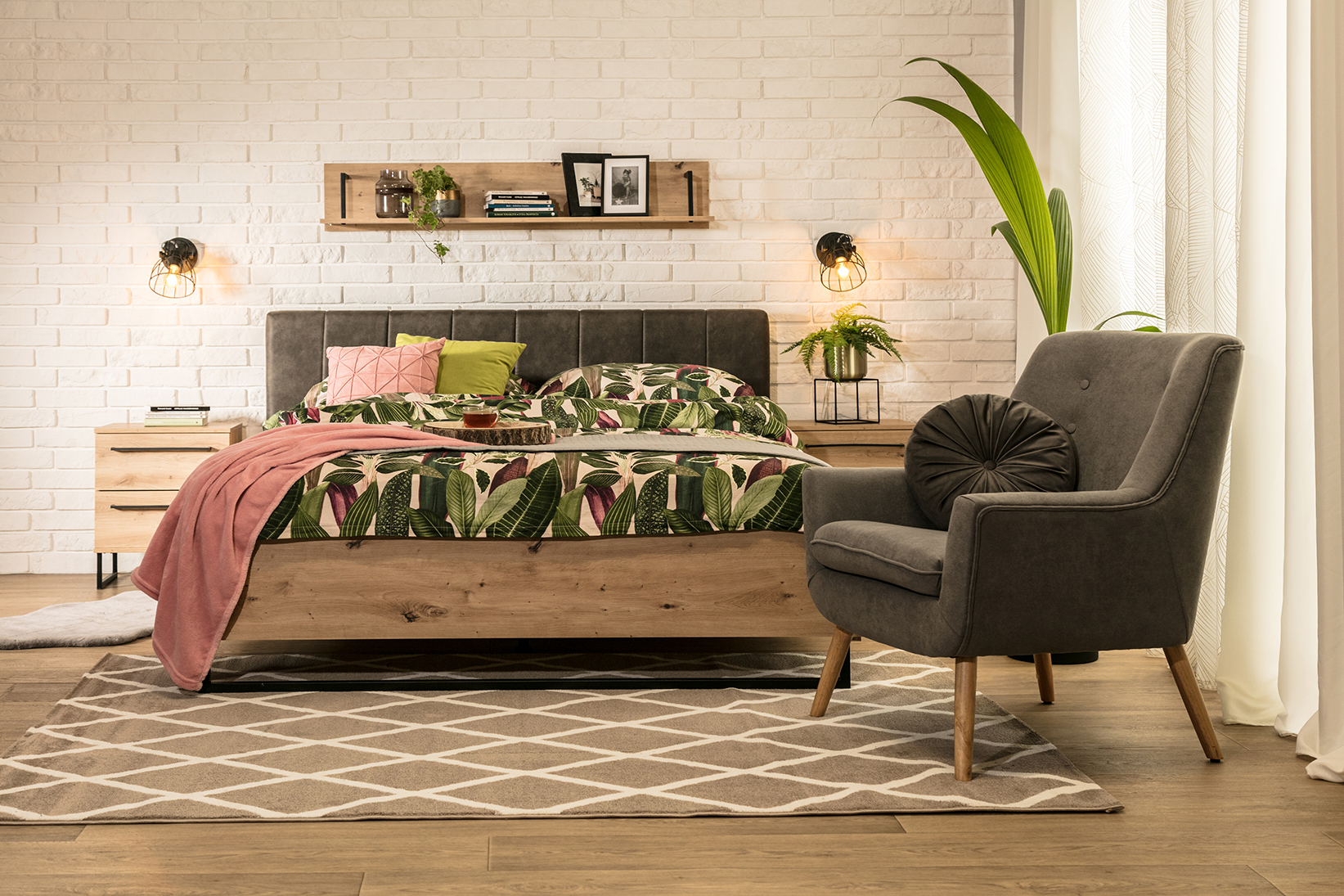 Sypialnia różowo-brązowa z roślinami