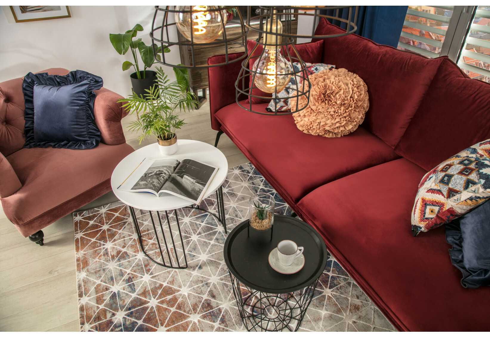 welurowe stylizowane meble, metalowy stolik, welurowa kanapa, kolorowy dywan