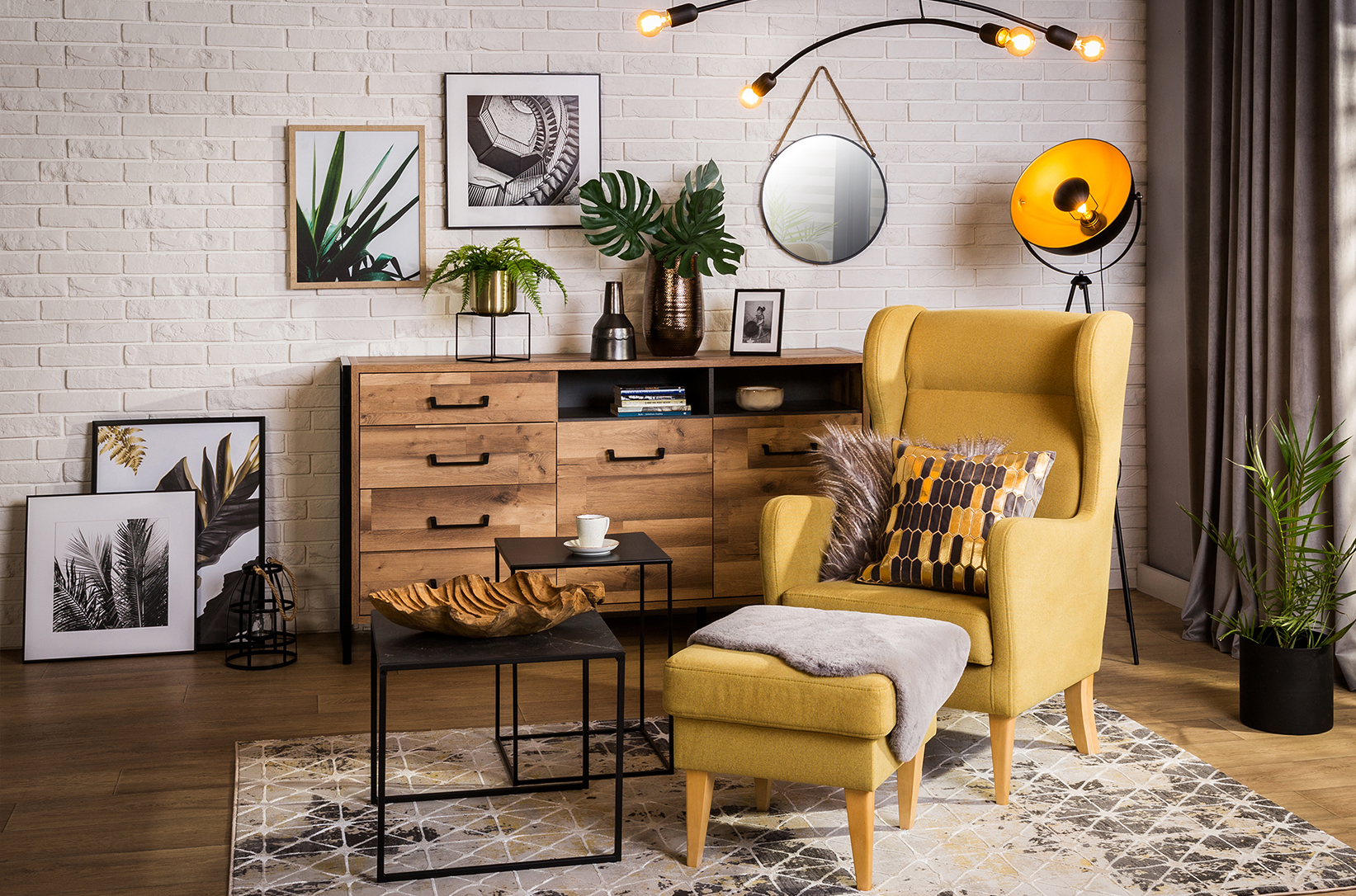Żółty fotel uszak - nowoczesny pokój