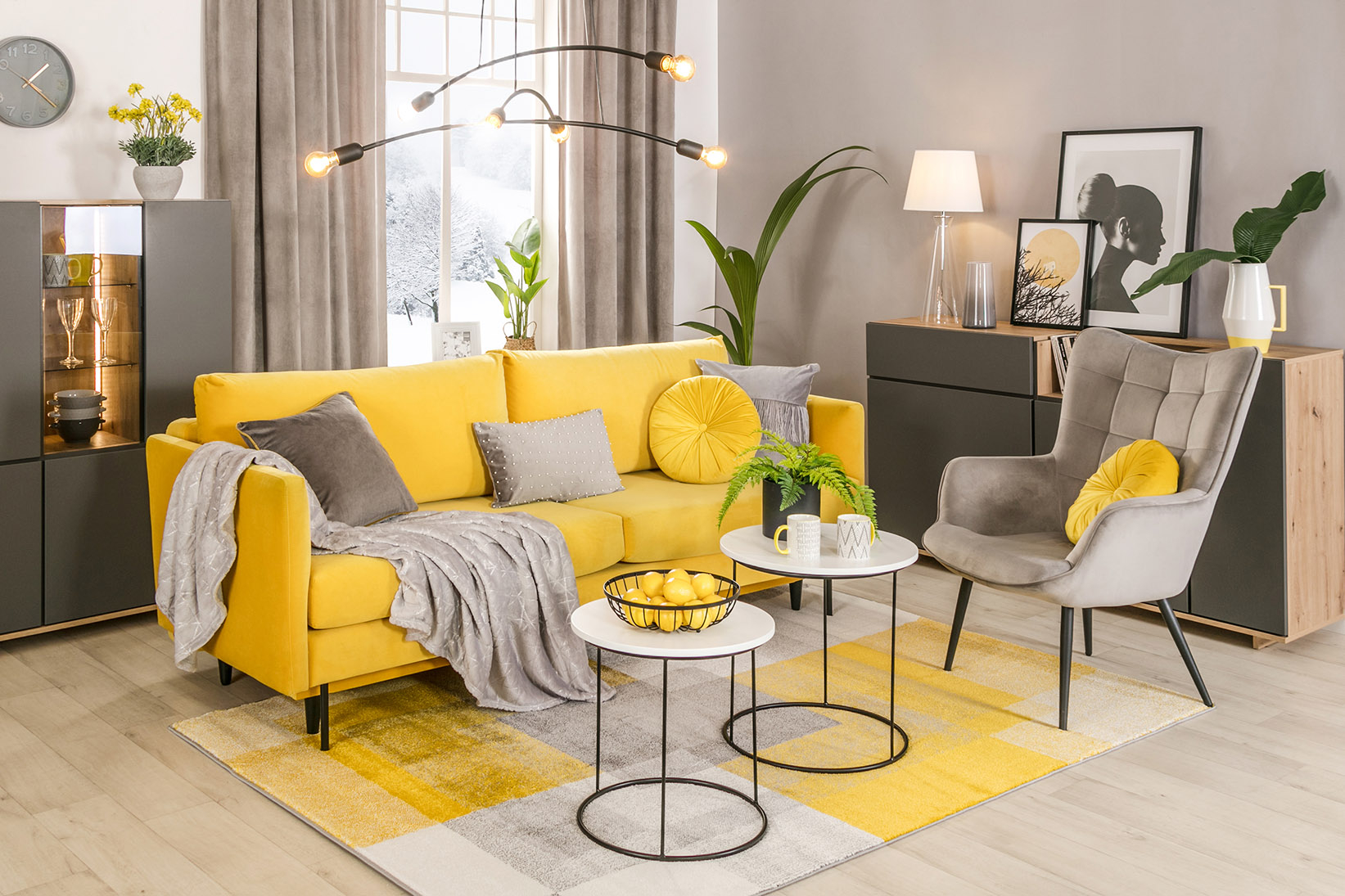 Szaro-żółty salon nowoczesny