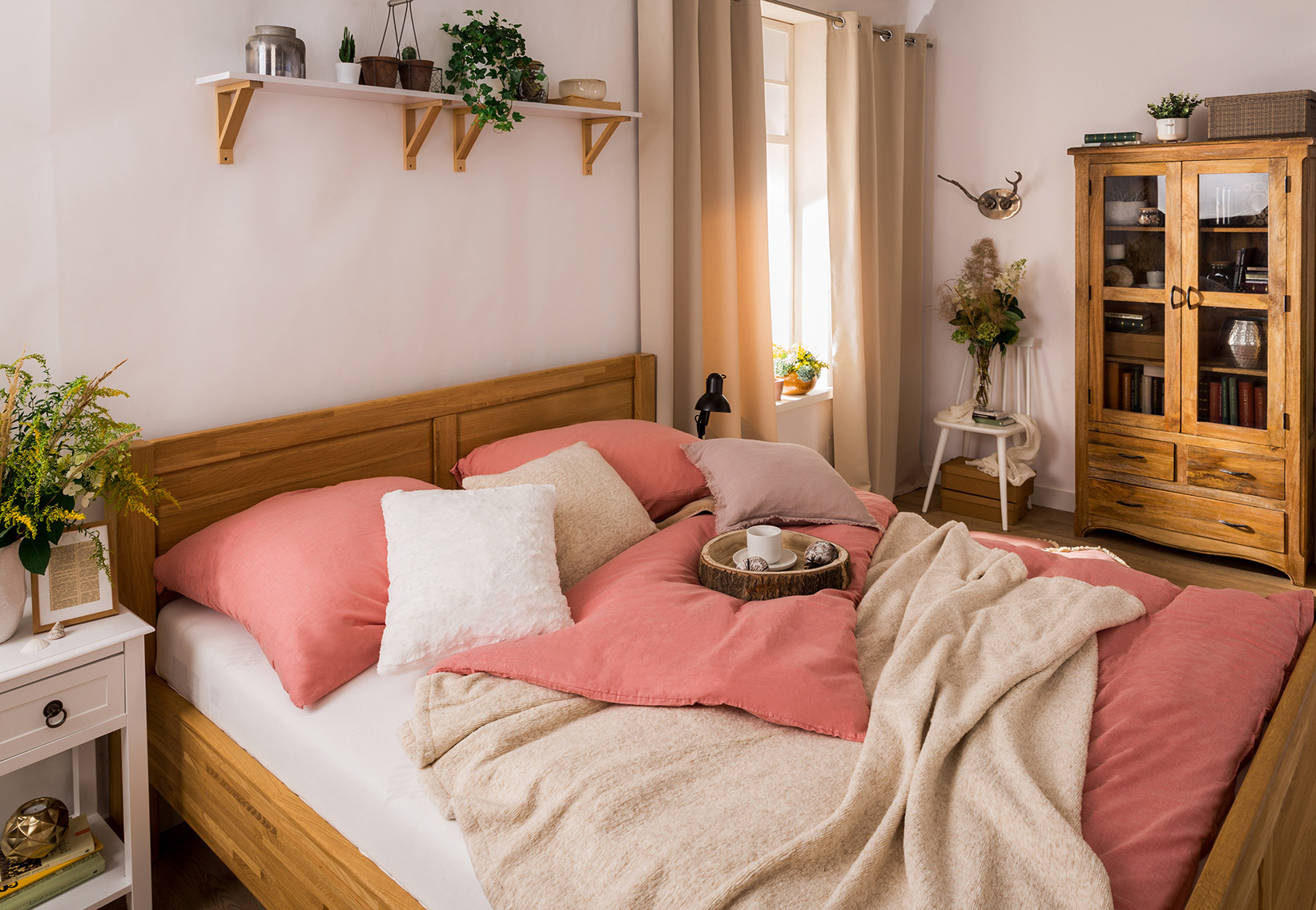 Sypialnia w jasnych kolorach, klasyczna