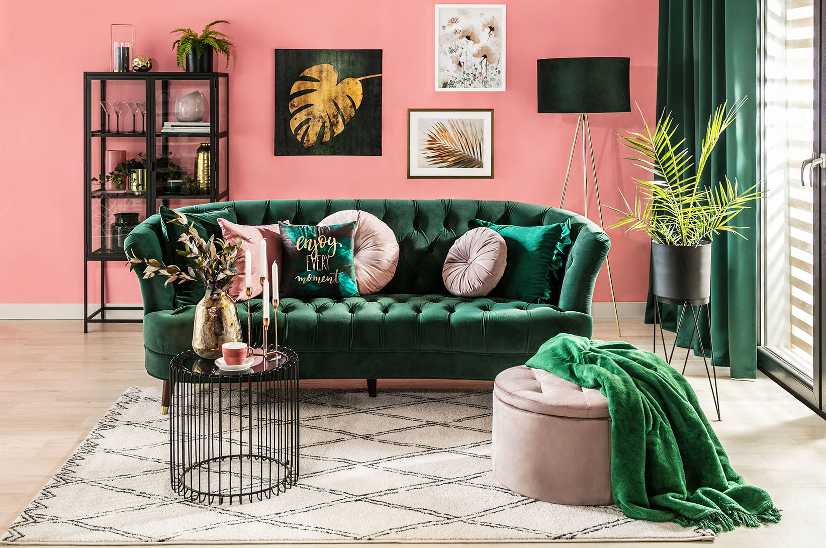 Zielona sofa w salonie