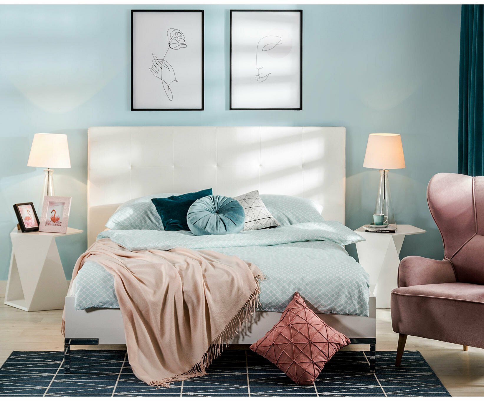 Sypialnia niebiesko-różowa, w kobiecym stylu