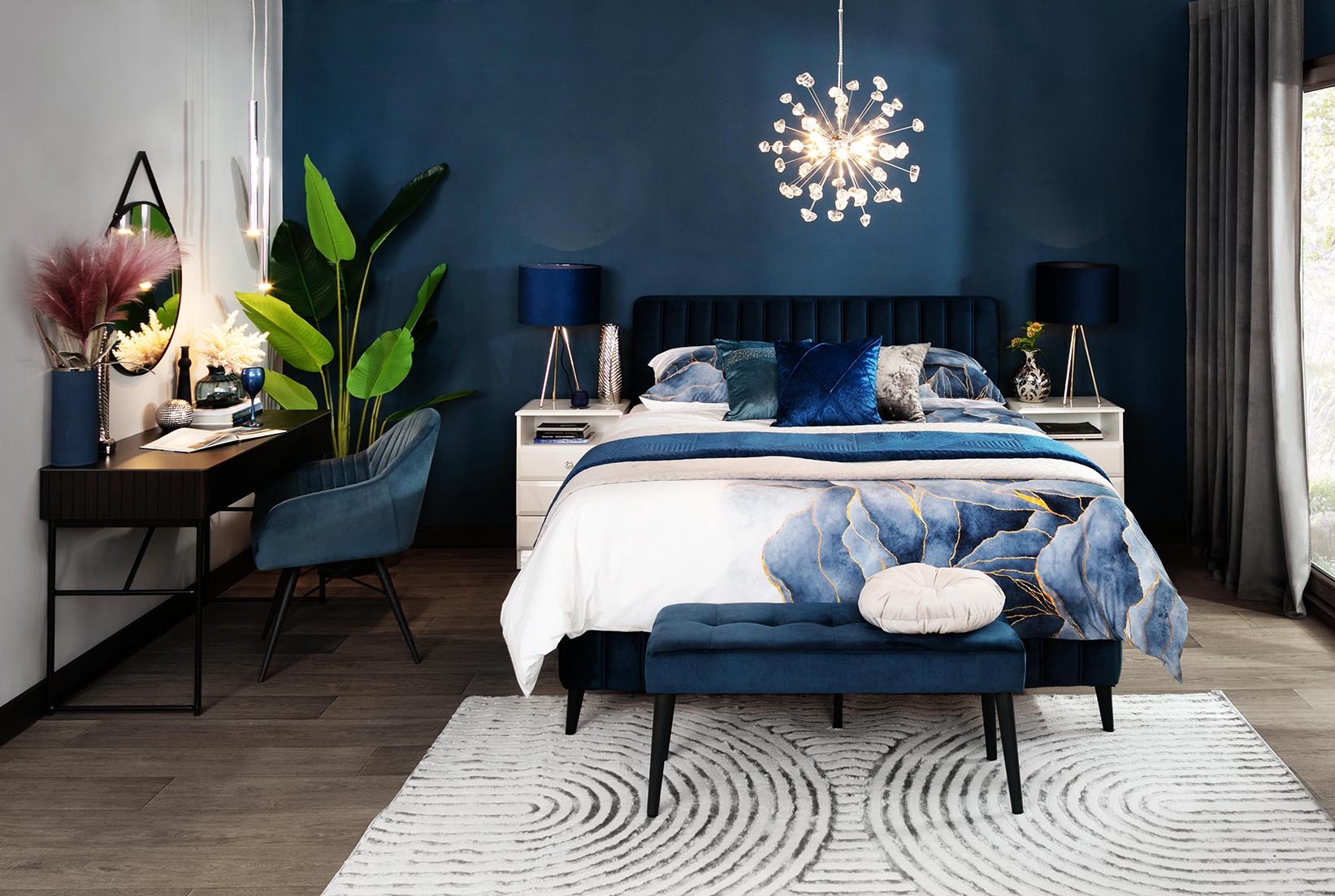 Niebieska sypialnia glamour