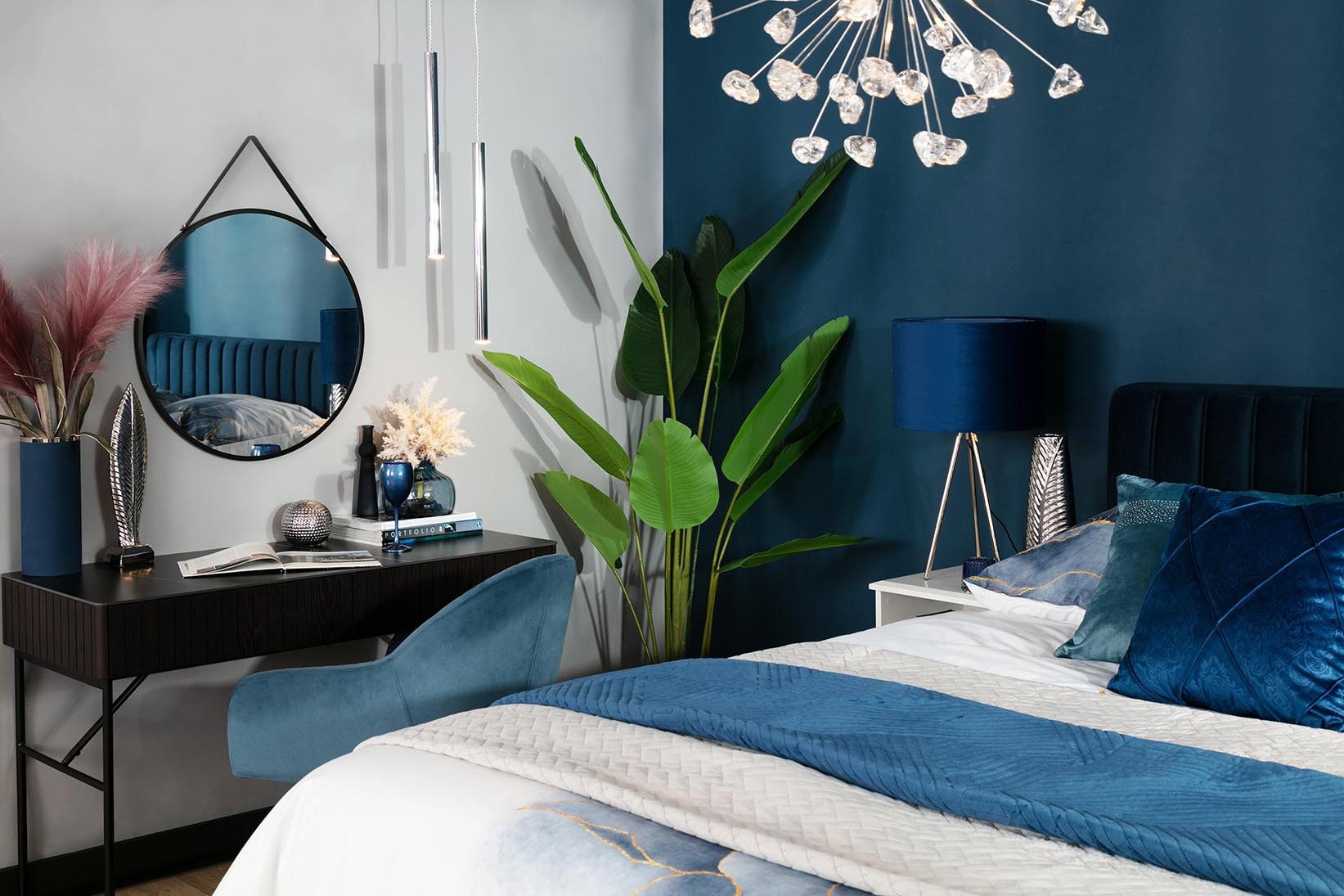Niebieska sypialnia w stylu glamour