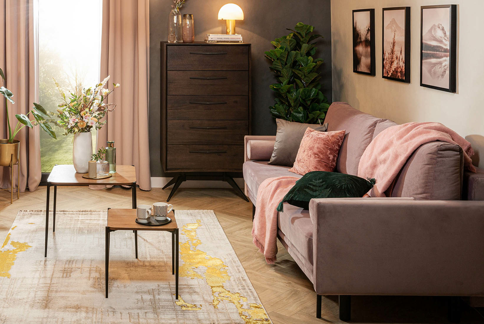 Sofa w kolorze pudrowego różu w salonie