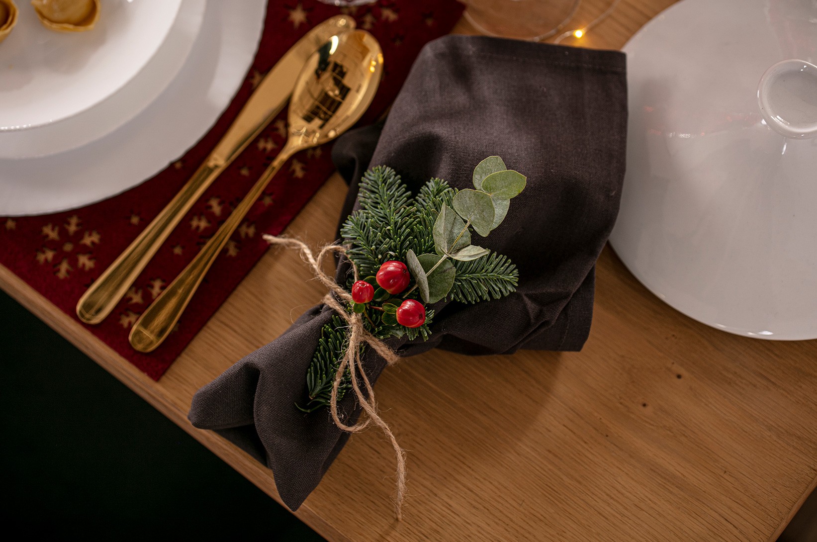 Jak ułożyć serwetki na stole - serwetka świąteczna
