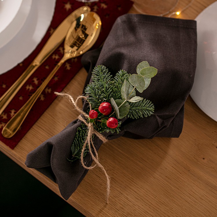 Jak ułożyć serwetki na stole - serwetka świąteczna