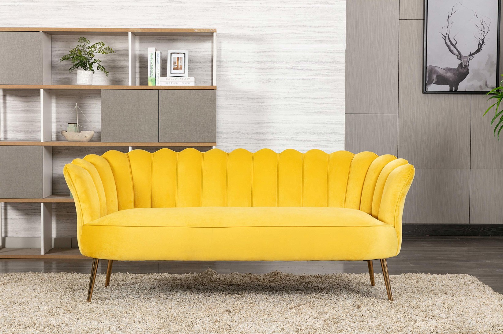 Salon z szarą podłogą - aranżacja z kolorową sofą