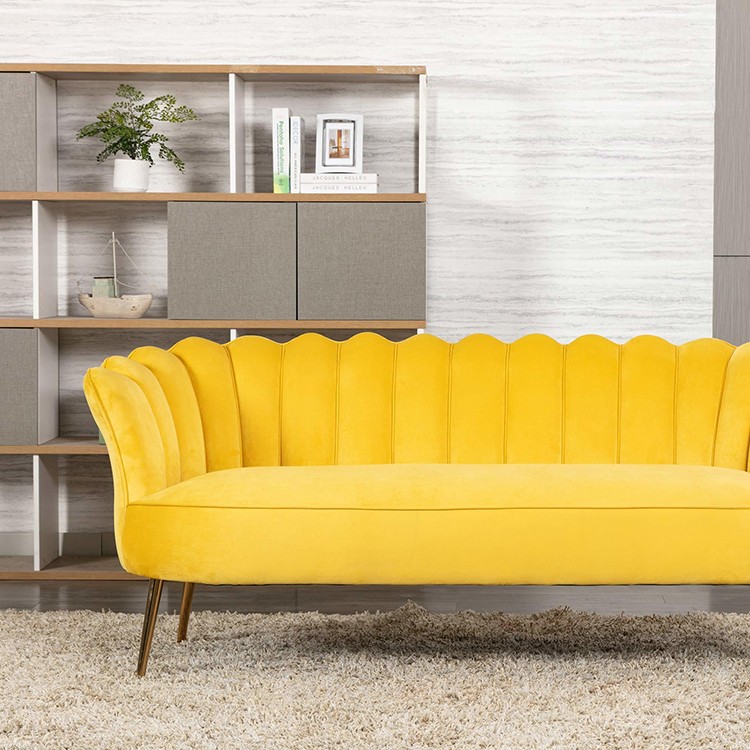 Salon z szarą podłogą - aranżacja z kolorową sofą