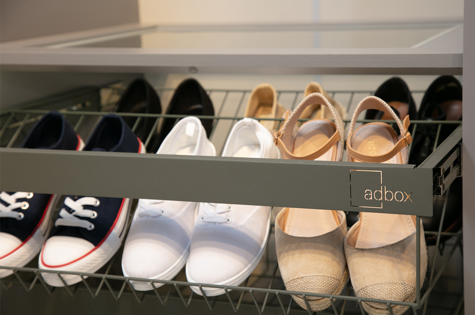 Jak układać ubrania w głębokiej szafie  - przechowywanie butów