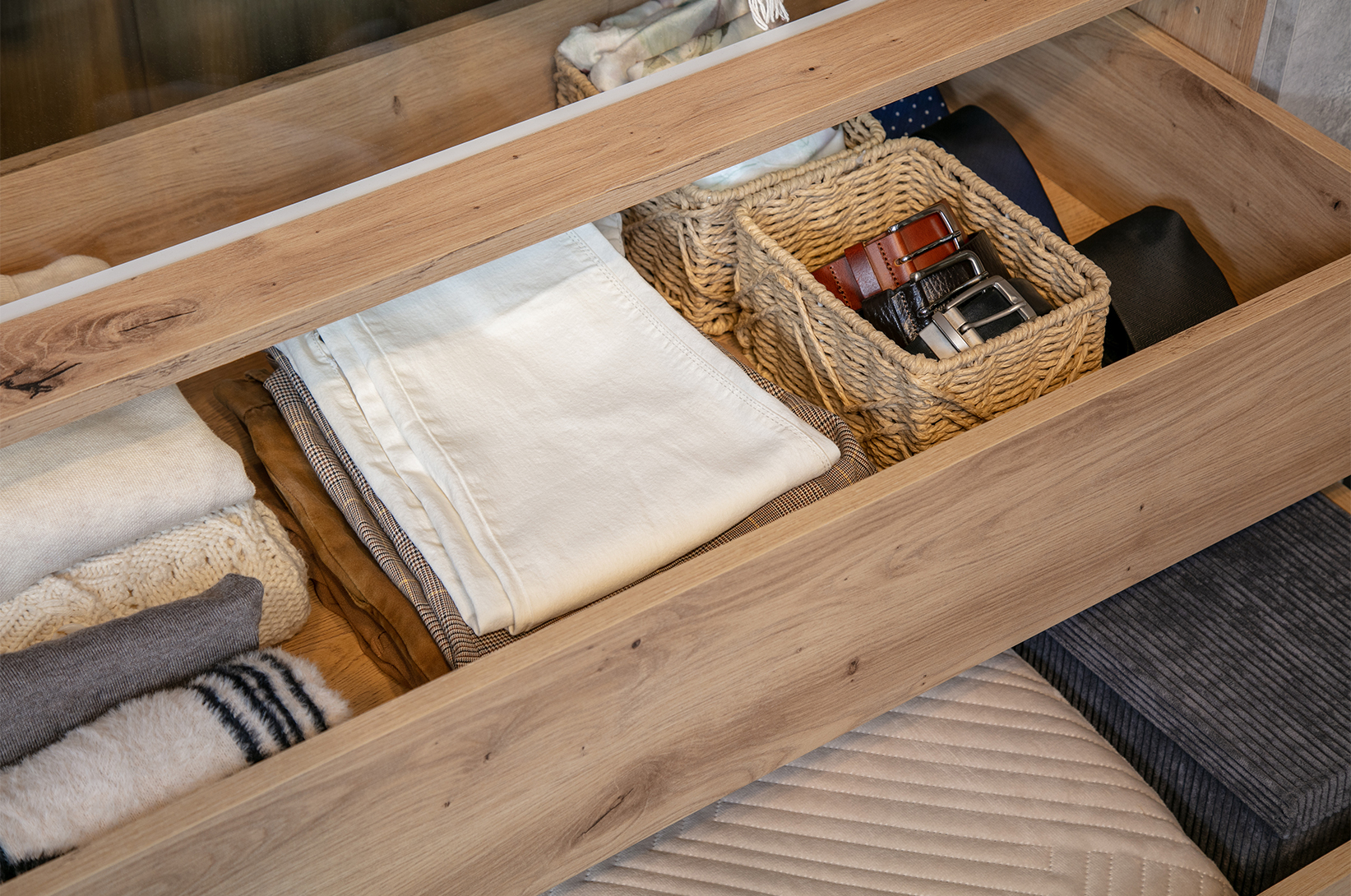 Jak układać ubrania w głębokiej szafie  - organizery do szuflad