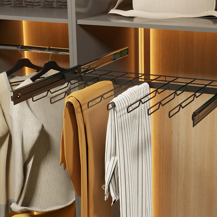 Głębokie szafy na miarę XXI wieku – przedstawiamy sprytne rozwiązania na organizację garderoby