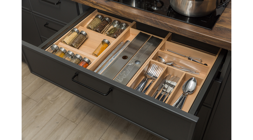 Użyj wkładu na przyprawy lub innych modeli z kolekcji Q-WOOD, by zapełnić wnętrze szuflady w Twojej kuchni. 