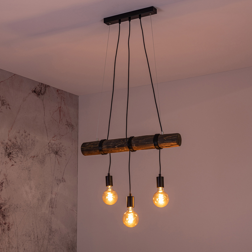 TRABO to designerska lampa wisząca wyposażona w 3 źródła światła. Jej obecność podkreśli naturalność i rustykalny styl Twojego salonu.