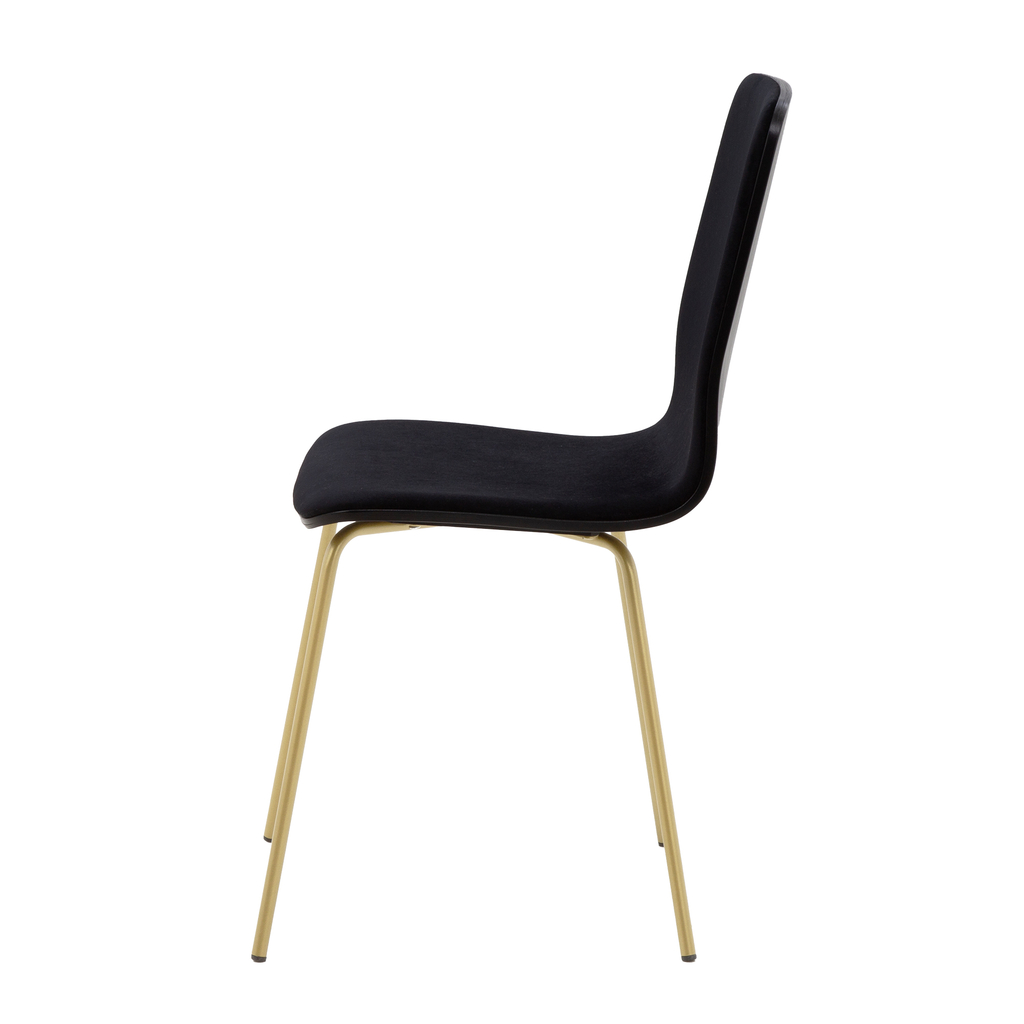 Krzesło welurowe VINGE z czarną tapicerką na metalowych nogach do nowoczesnego wnętrza. Widok z boku