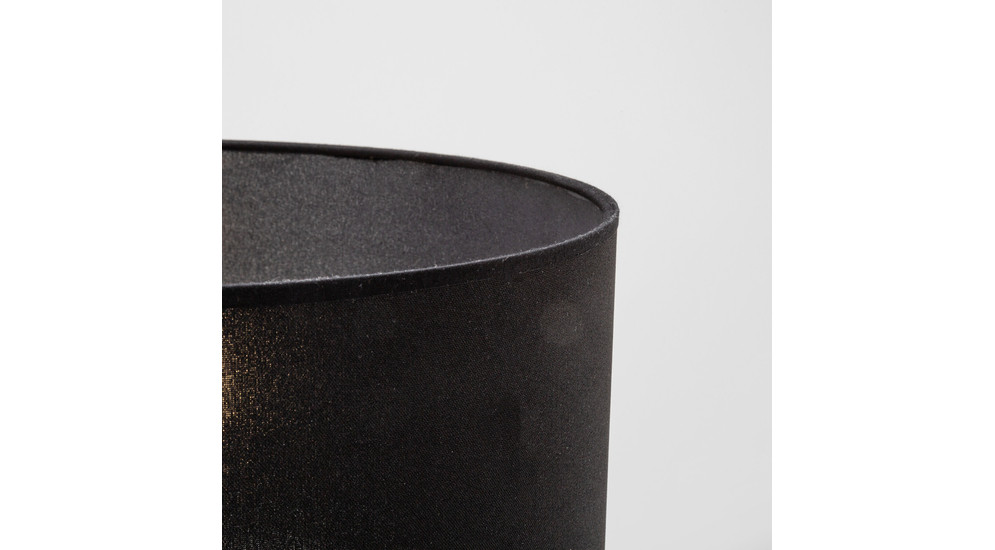 Czarny abażur o średnicy 35 cm wieńczy całość kontrastując z jasnym drewnem podstawy.