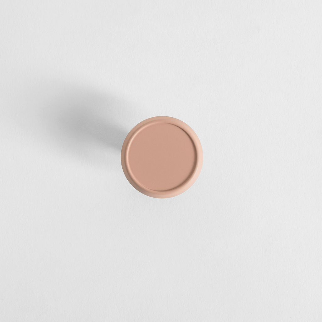 Różowy uchwyt meblowy AGU09 o kształcie poręcznej gałki to idealne wykończenie mebli w pokoju dziecięcym. Domyślnie przeznaczony dla kolekcji KIDDON posiada idealnie okrągły kształt o średnicy 3,9 cm.