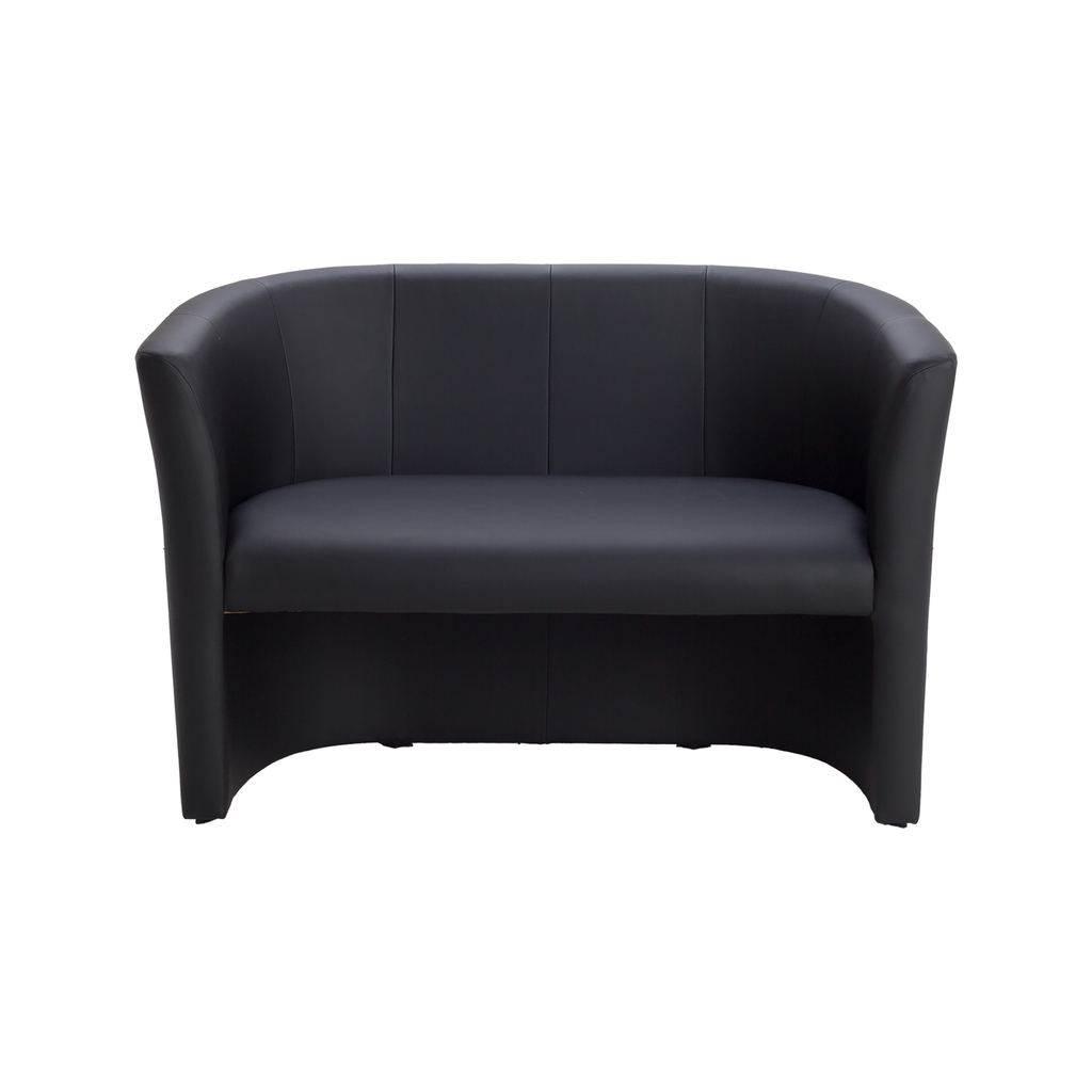 Sofa czarna FOKS w kubełkowym kształcie.