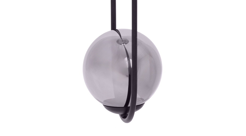 Grafitowy klosz lampy został wkomponowany w oprawę o kształcie elipsy w czarnym kolorze.