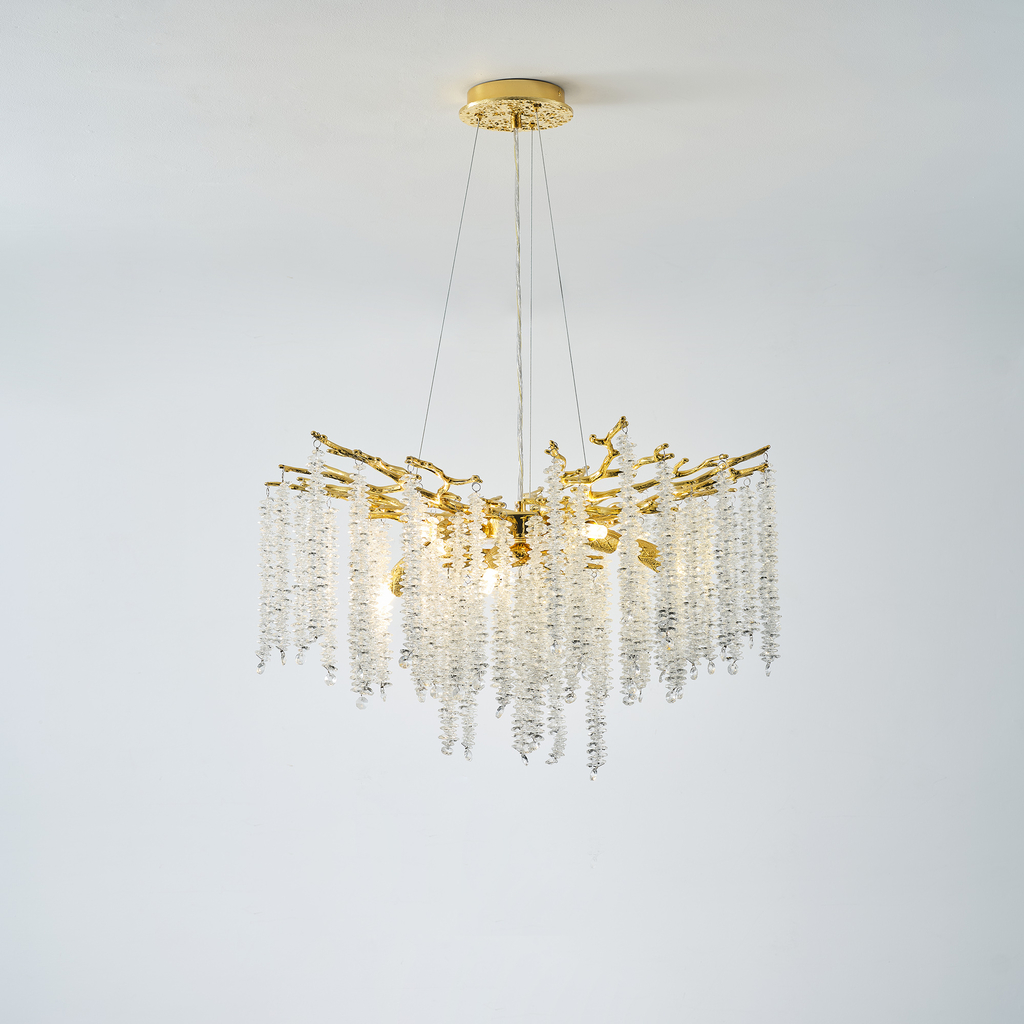 Baśniowy design DIJON  lampy podkreślają szklane kryształki w postaci pędów na kształt mchu hiszpańskiego.