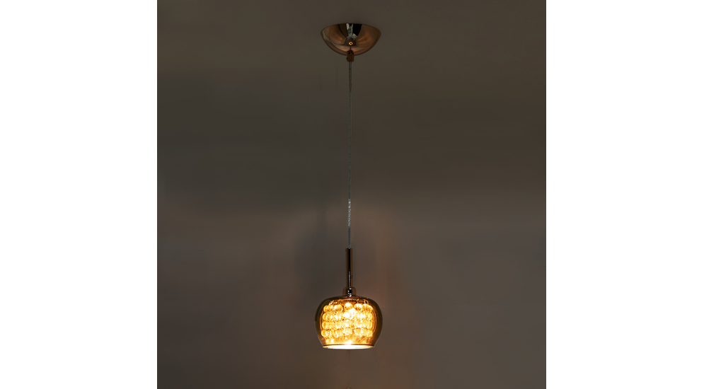 Lampa CRYSTAL o złotym wykończeniu zadba o styl i odpowiednią prezencję Twojego mieszkania.