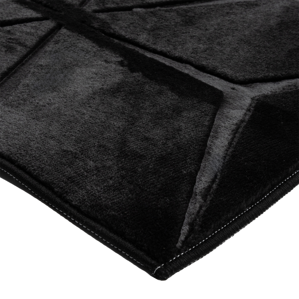 Dywanik geometryczny TULSA czarny 60x100 cm wykonany z przędzy poliestrowej do wnętrza w stylu glamour.