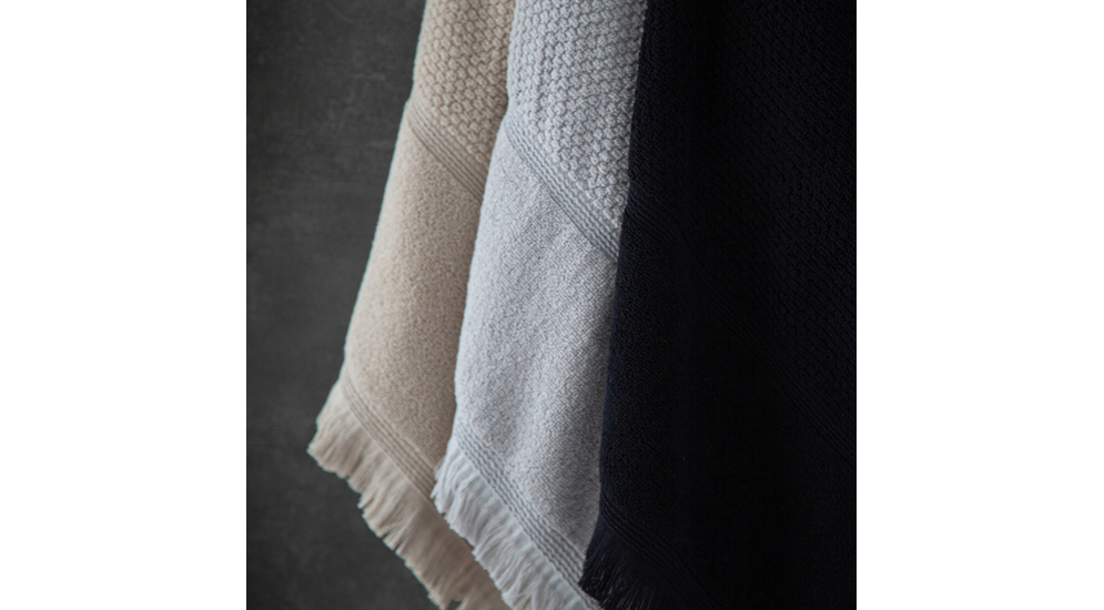 Różnokolorowe ręczniki z frędzlami z bawełny