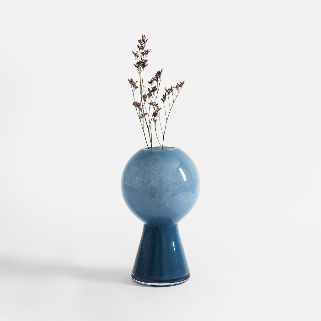 Szklany, niebieski wazon o nieregularnym kształcie