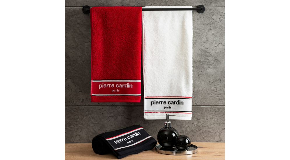 Czerwony bawełniany ręcznik z napisem pierre cardin