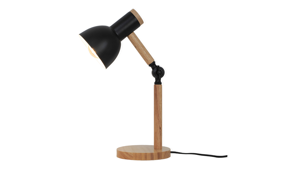 BALBO to lampa biurkowa z czarnym kloszem oraz drewnianą podstawą oraz ramieniem.