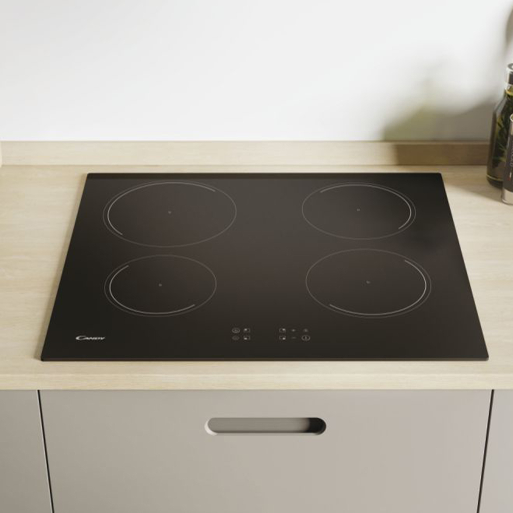 Czarna powierzchnia urządzenia świetnie prezentuje się w połączeniu z nowoczesną estetyką kuchennego wnętrza.