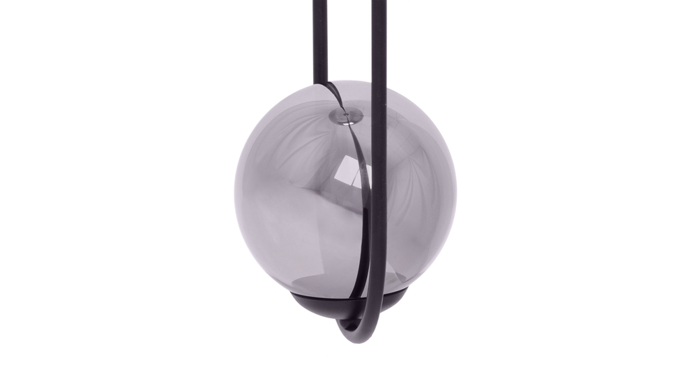 Grafitowy klosz lampy DAVOS został wkomponowany w oprawę o kształcie elipsy w czarnym kolorze.