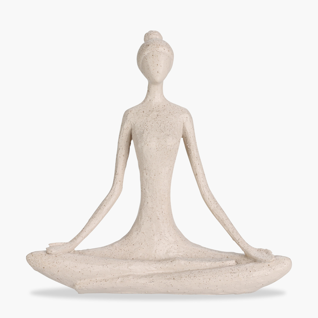 Beżowa figurka siedzącej joginki