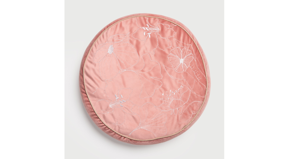 Różowa poduszka w haftowane maki
