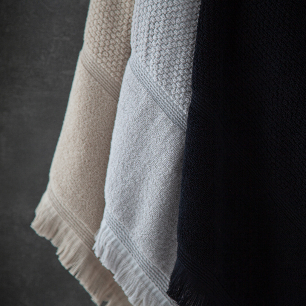 Różnokolorowe ręczniki z frędzlami z bawełny