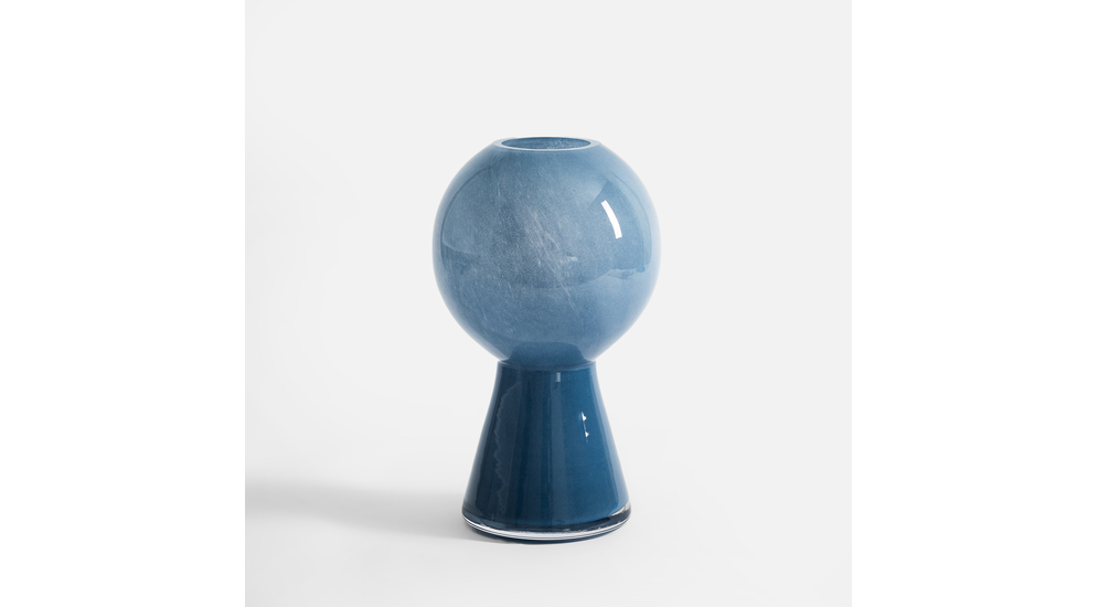 Szklany, niebieski wazon o nieregularnym kształcie