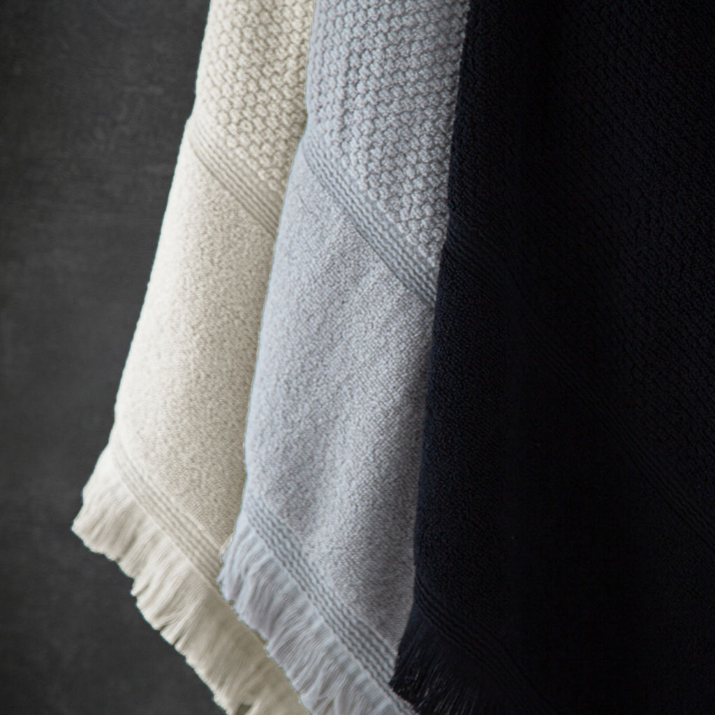 Różnokolorowe ręczniki bawełniane z frędzlami
